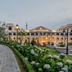 Bên ngoài Khách sạn Đà Lạt Palace Convention