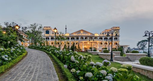 Bên ngoài Khách sạn Đà Lạt Palace Convention