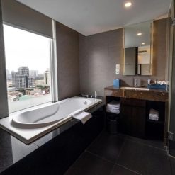 Phòng tắm Novotel Suites Hanoi