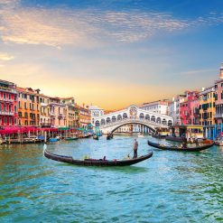 ngồi thuyền thưởng ngoạn Venice Island